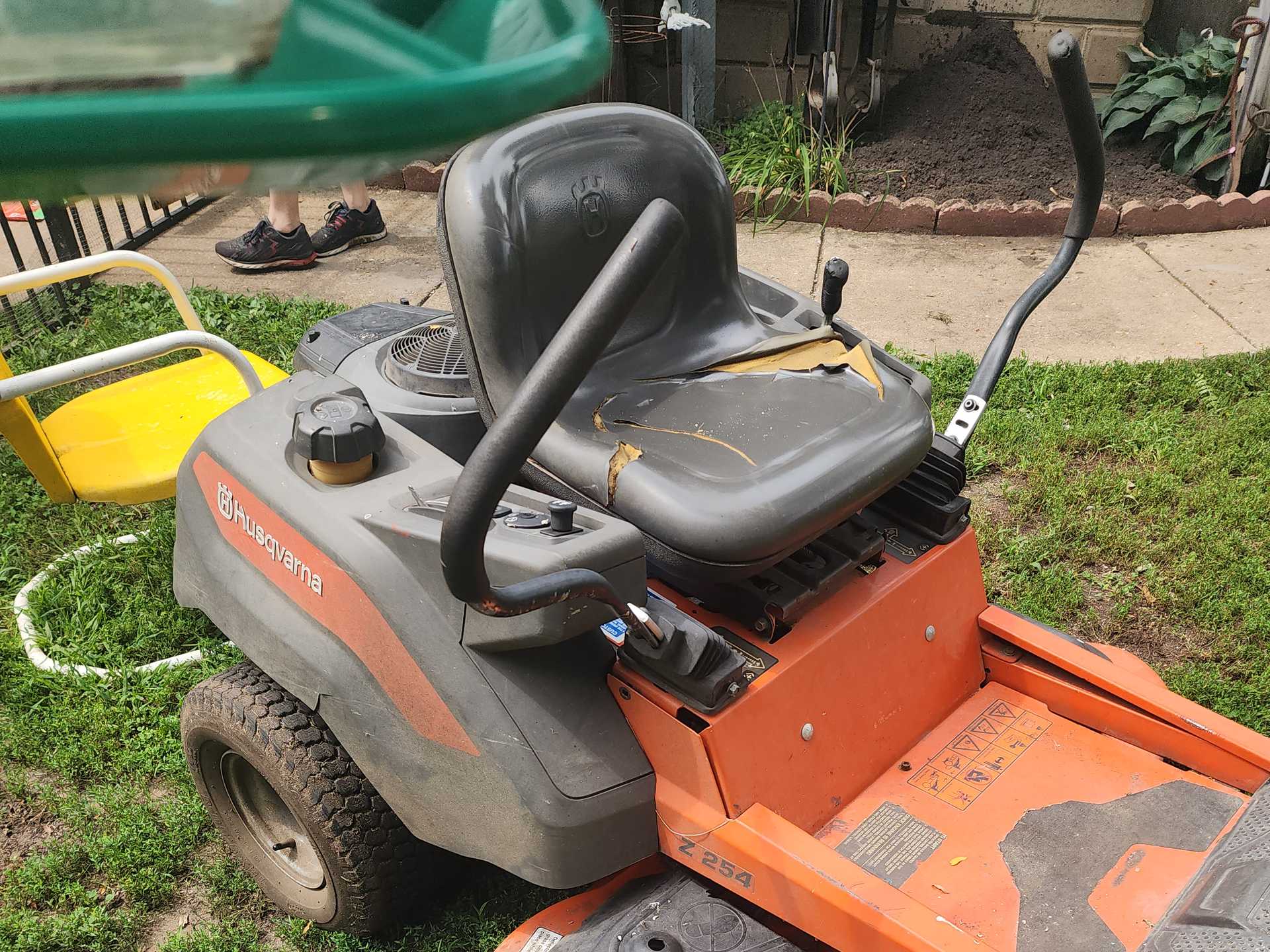 Working Riding Lawn Mower - Image 4
