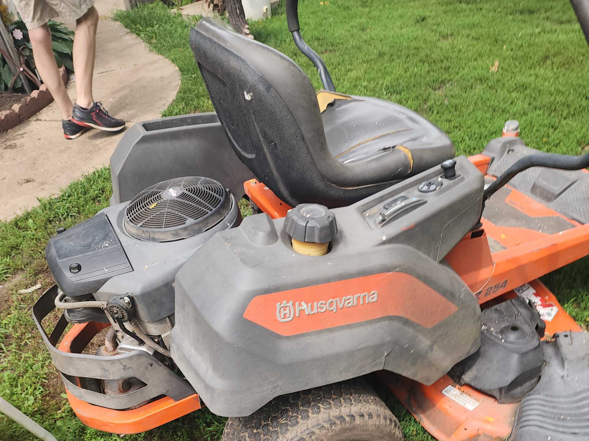 Working Riding Lawn Mower - Image 6
