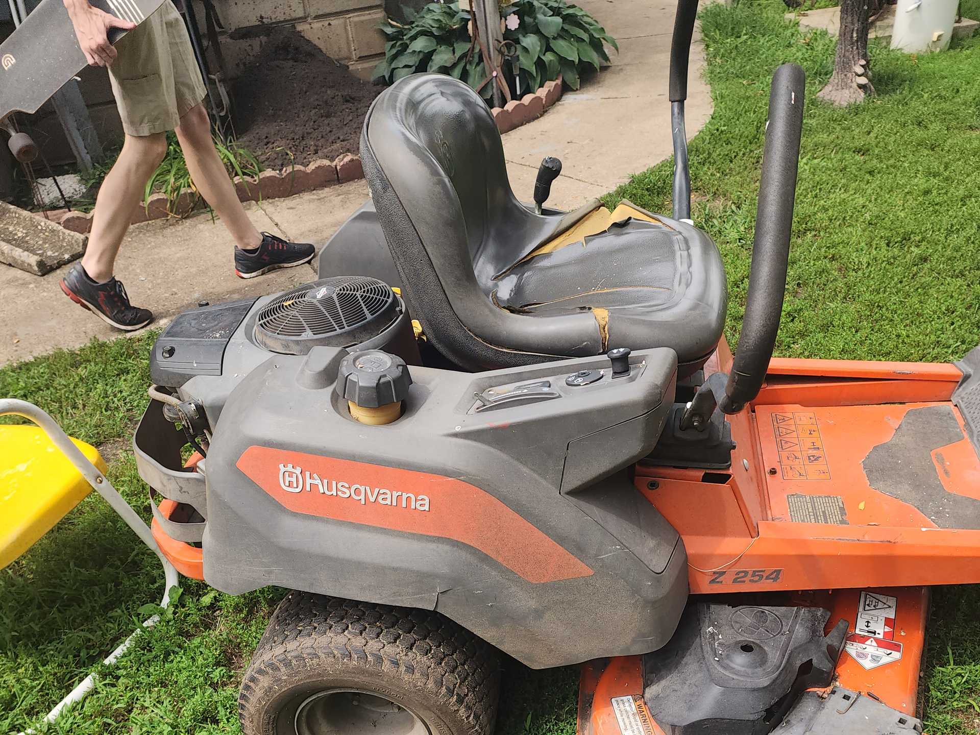 Working Riding Lawn Mower - Image 5